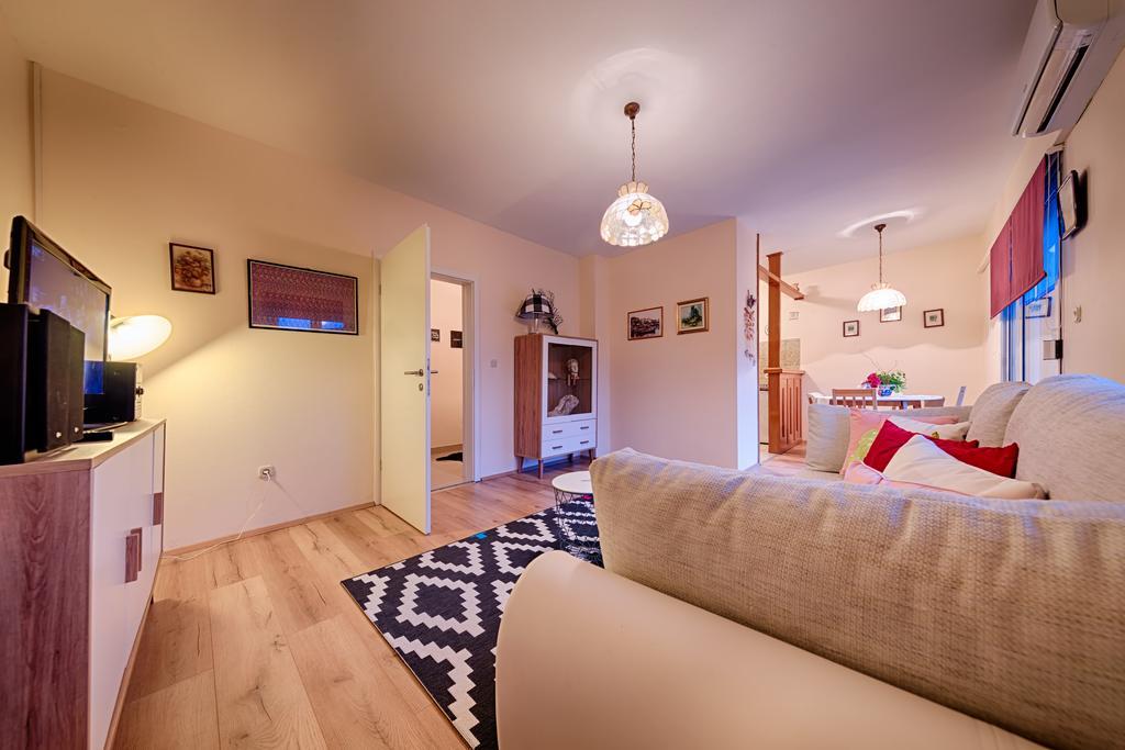 Apartments Popaj コミジャ エクステリア 写真